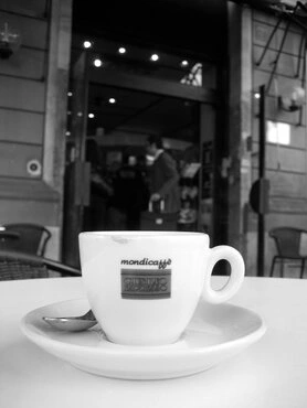 Tasse Kaffe - Foto - schwarz-weiß
