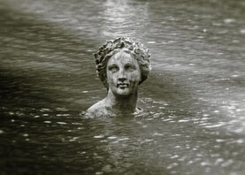 Kopf einer Statue, Osteende - Foto - schwarz-weiß