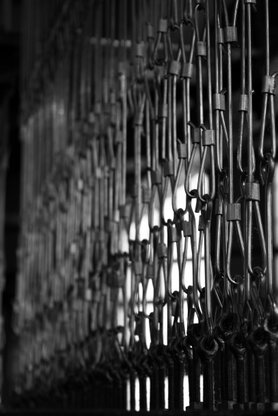 Seilzüge eines Glockenspiel - Foto - schwarz-weiß