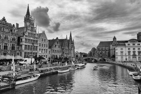 Gent, St.-Michaels-Brücke und Gebäude - Foto - schwarz-weiß