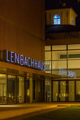 Schriftszug Lenbachhaus mit Spiegelung